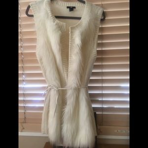 Never worn! sweater Vest cream knot/faux fur &